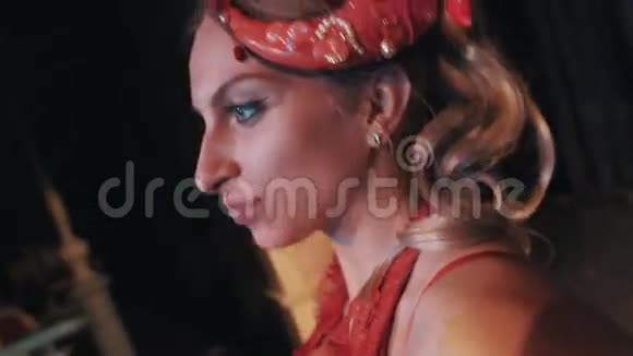 海洋女孩主题红虾嘉年华服装现场舞蹈视频的预览图