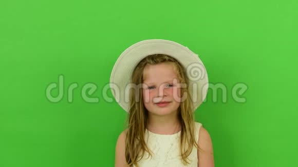 可爱的小女孩在色度键背景穿着浪漫裙子的小女孩白色帽子和婚纱铬视频的预览图