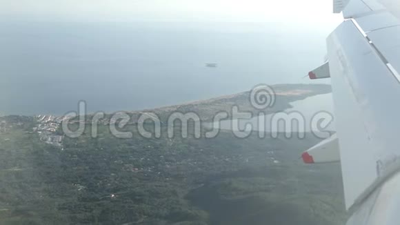 希腊科孚岛Kerkyra的鸟瞰图在飞机上飞行视频的预览图