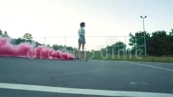 穿着滑板走在路上的女孩视频的预览图