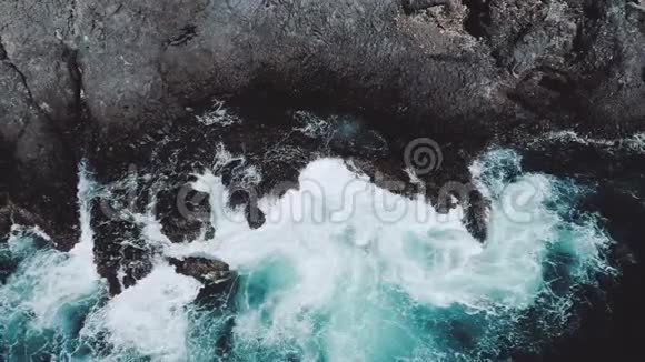 海浪撞击海岸线悬崖的空中拍摄视频的预览图
