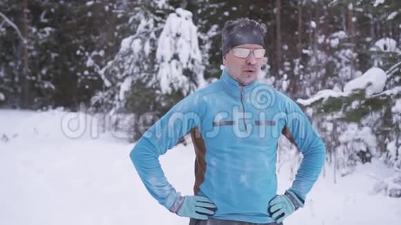 速冻运动运动员男子肖像冬季运动员肖像跑步视频的预览图