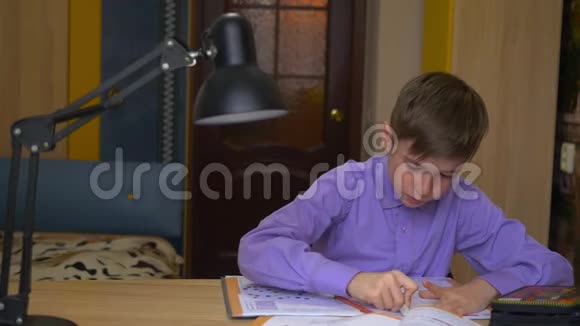 一个十几岁的男孩做家庭作业远程教育家庭教育视频的预览图
