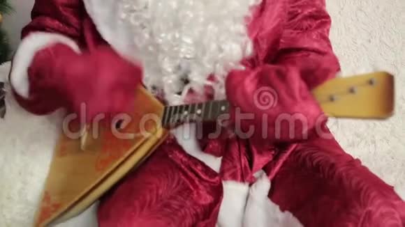 圣诞老人从事音乐视频的预览图