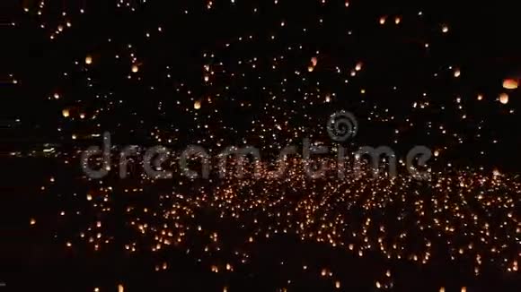 数百只明亮的中国纸灯笼在夜空中缓缓飘浮背景漆黑视频的预览图