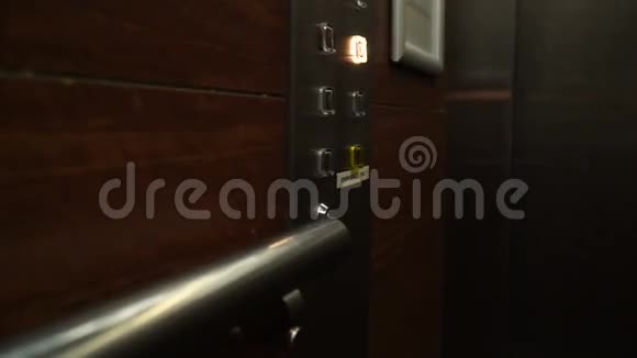 电梯里的按钮亮起熄灭视频的预览图