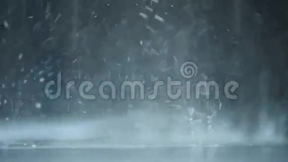 从水坑表面落下的大雨滴视频的预览图