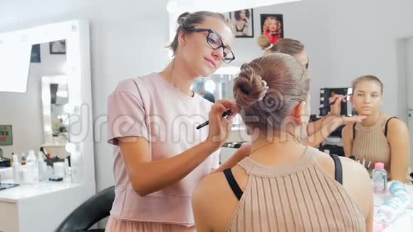 专业化妆室模特脸上化妆特写慢动作视频视频的预览图