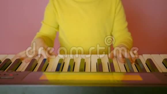 幼儿学习弹钢琴视频的预览图
