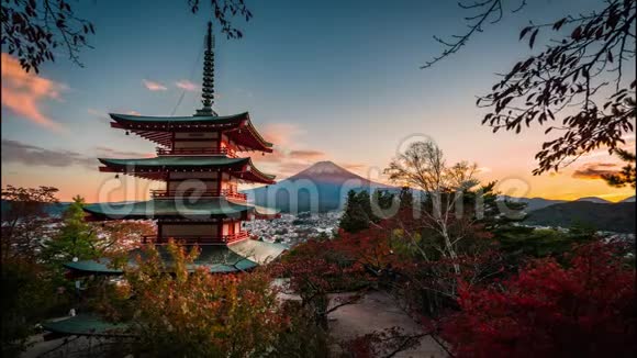 山富士山与朱雷托塔和红叶在秋天的日落视频的预览图
