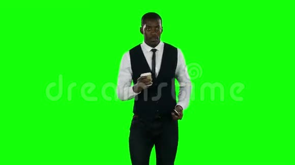 商人手机和喝咖啡绿色屏幕视频的预览图