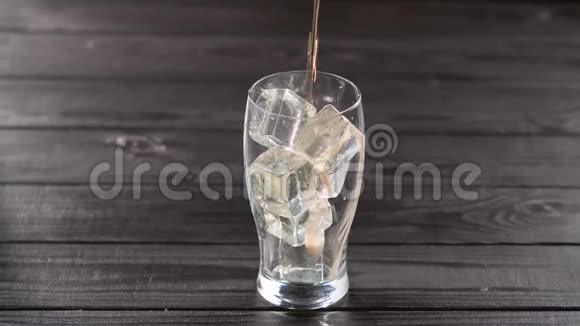 可口可乐倒在杯子里加冰视频的预览图