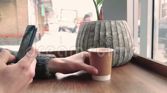 男人给他的咖啡拍照视频的预览图