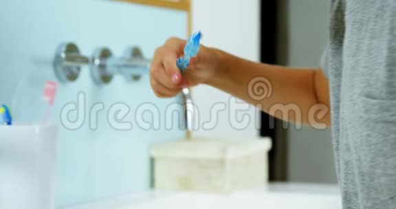 男孩在浴室刷牙视频的预览图