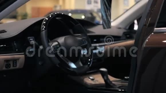 现代汽车内饰与皮革和木材细节视频的预览图