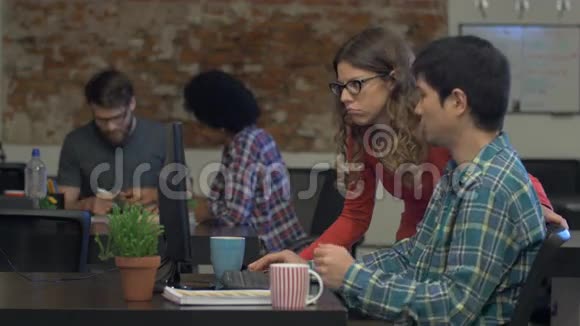 亚洲男人和女人讨论商务桌面电脑人事办公室视频的预览图