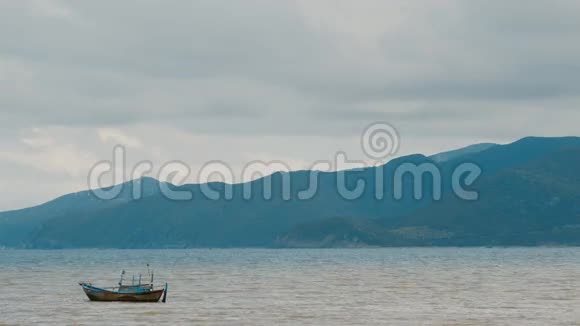 海上渔船越南在群山的背景下视频的预览图