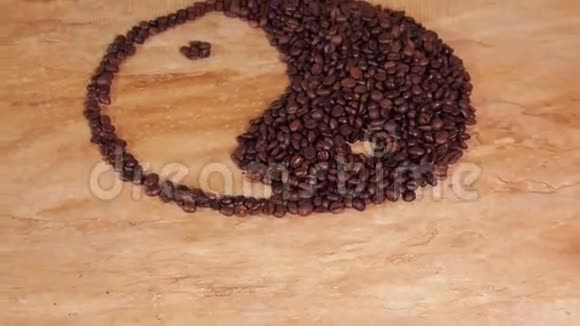 咖啡豆的阴阳标志阴阳标识牌铺设在厨房大理石台面上桌子上有一个花瓶视频的预览图