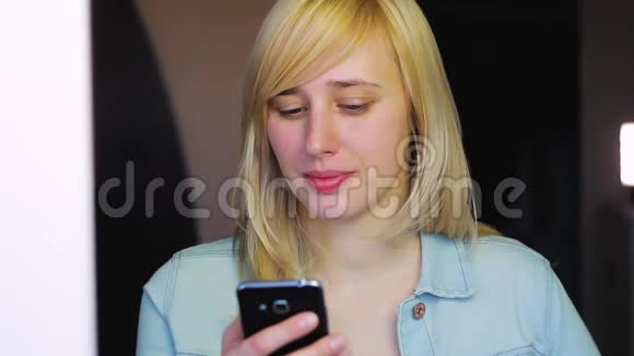 不同眼睛的女性使用智能手机色差视频的预览图
