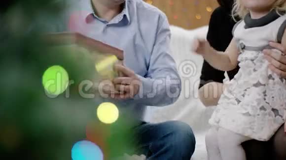 小女孩在父母面前打开圣诞礼物视频的预览图