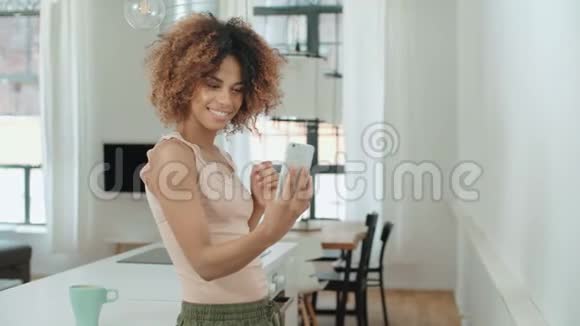 迷人的年轻黑人女人在厨房自拍视频的预览图