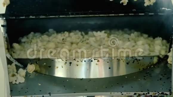 在工厂煮爆米花的过程快关门慢慢地视频的预览图