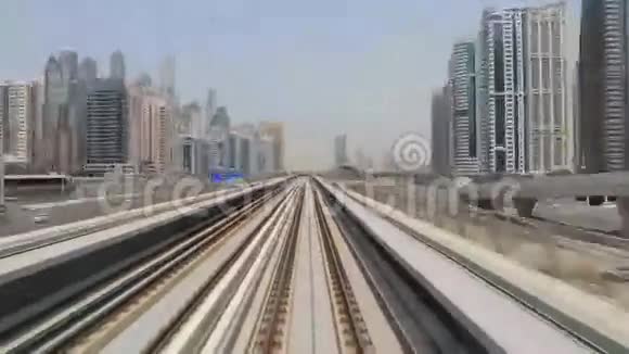 迪拜地铁与城市并驾齐驱视频的预览图