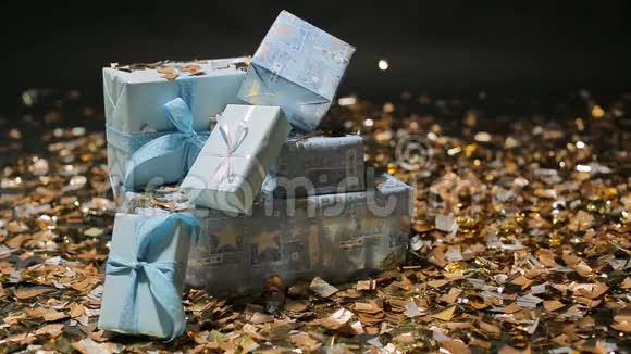 福托的蓝盒子礼物和金色纸屑视频的预览图