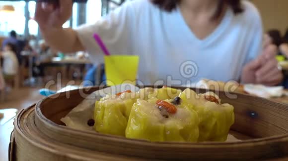 竹碗中蒸热黄虾点心视频的预览图