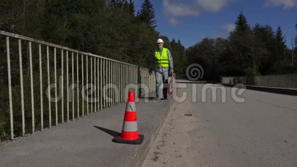 筑路工人收集路牌视频的预览图