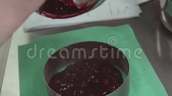 糖果机在厨房用铲子将炖好的浆果放入后菜中视频的预览图