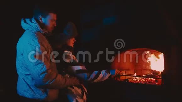 一群人在野餐冬天男人在壁炉旁抱着一个女孩视频的预览图
