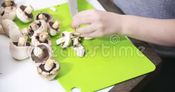 在厨房里用鸡丁蘑菇切片做菜视频的预览图