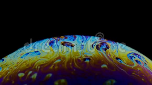 虚拟现实空间与抽象的多色迷幻星球近距离肥皂泡就像黑色的外星球视频的预览图