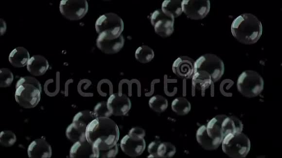 气泡循环漂浮在黑色上视频的预览图