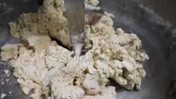 关闭食品加工在工厂混合面团库存录像面包店的揉面机糕点视频的预览图