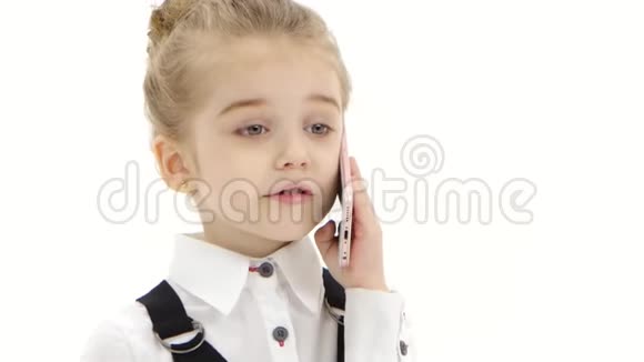 女孩通过手机在白色背景上交流特写视频的预览图