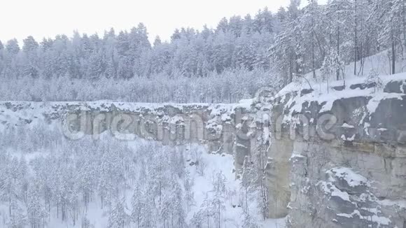 森林里白雪覆盖的采石场视频的预览图