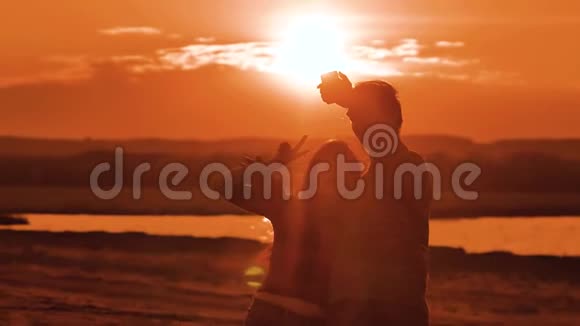 一对剪影在户外自拍最好的朋友的男人和女孩在日落时自拍现代概念视频的预览图