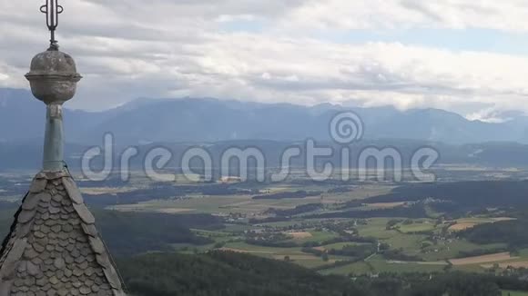 在山上的古教堂上空飞行奥地利卡林西亚Magdalensberg的初步看法视频的预览图