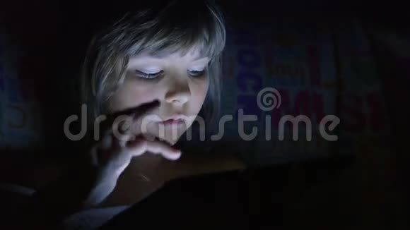 儿童夜间使用电脑的肖像视频的预览图