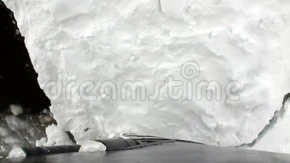 冰斩运动破冰船从船首在南极洲的海洋视频的预览图