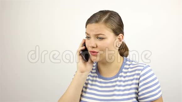 年轻漂亮的女人在打电话坏消息视频的预览图