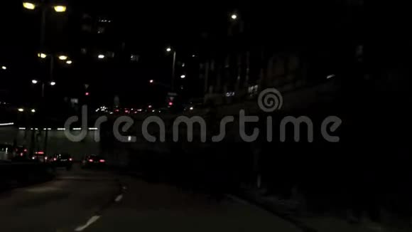 晚上开车穿过隧道视频的预览图