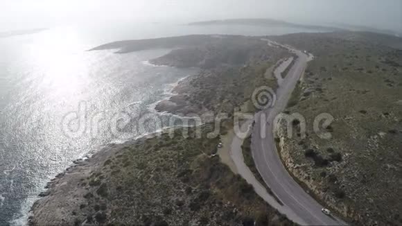 海岸公路的鸟瞰图视频的预览图