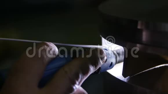 专业工人磨床机械压缩机金属零件视频的预览图