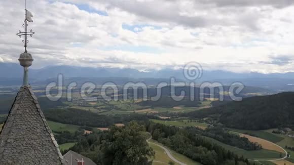 在山上的古教堂上空飞行奥地利卡林西亚Magdalensberg的初步看法视频的预览图