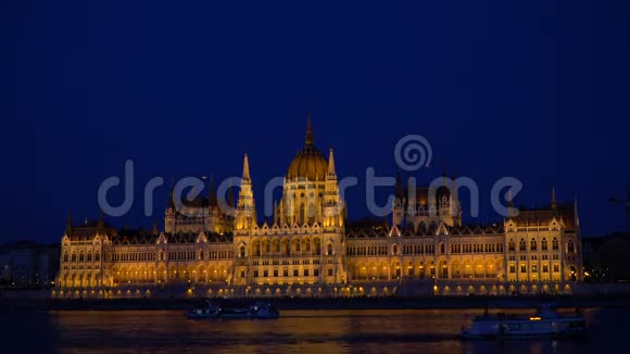日落后布达佩斯的议会大厦视频的预览图