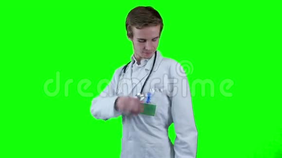 医生把药片放进照相机竖起大拇指铬化视频的预览图