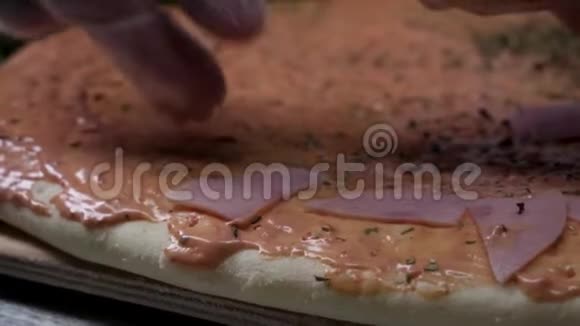 做披萨慢动作框架用奶酪番茄酱香肠和芥末做披萨厨师的工作这就是视频的预览图